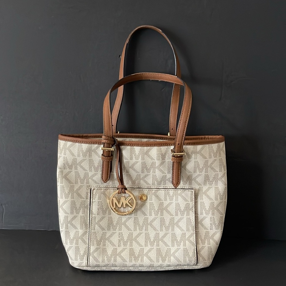 MICHAEL KORS SIGNATURE CREAM JET SET TOTE
